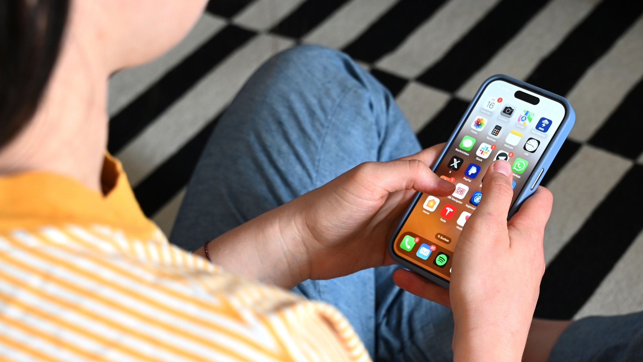 Symbolbild Smartphone-Nutzung | Bild: dpa-Bildfunk/Elisa Schu Symbolbild Smartphone-Nutzung