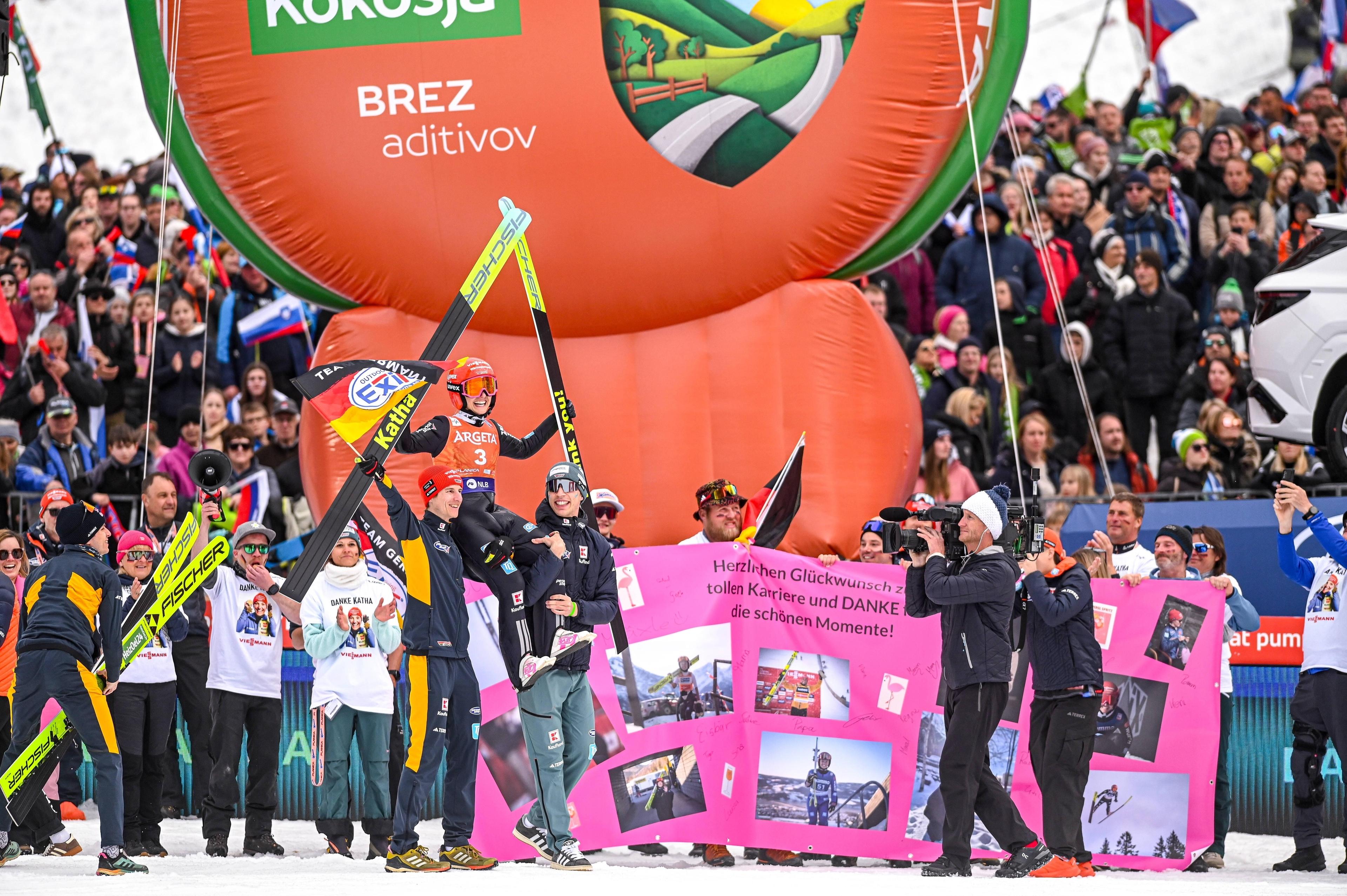 Katharina Schmid wird bei ihrem Karriereabschied in Planica auf Händen getragen