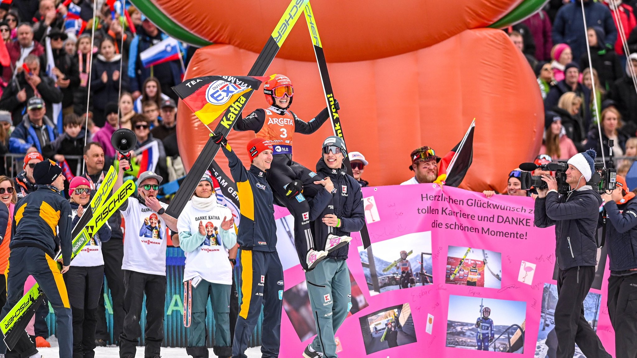 Katharina Schmid wird bei ihrem Karriereabschied in Planica auf Händen getragen