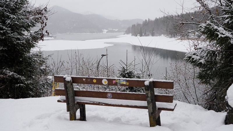 Schnee liegt auf einer Bank am Ufer des Walchesees auf 801 Meter Meereshöhe. | Bild: picture alliance/dpa | Uwe Lein Schnee liegt auf einer Bank am Ufer des Walchesees auf 801 Meter Meereshöhe.