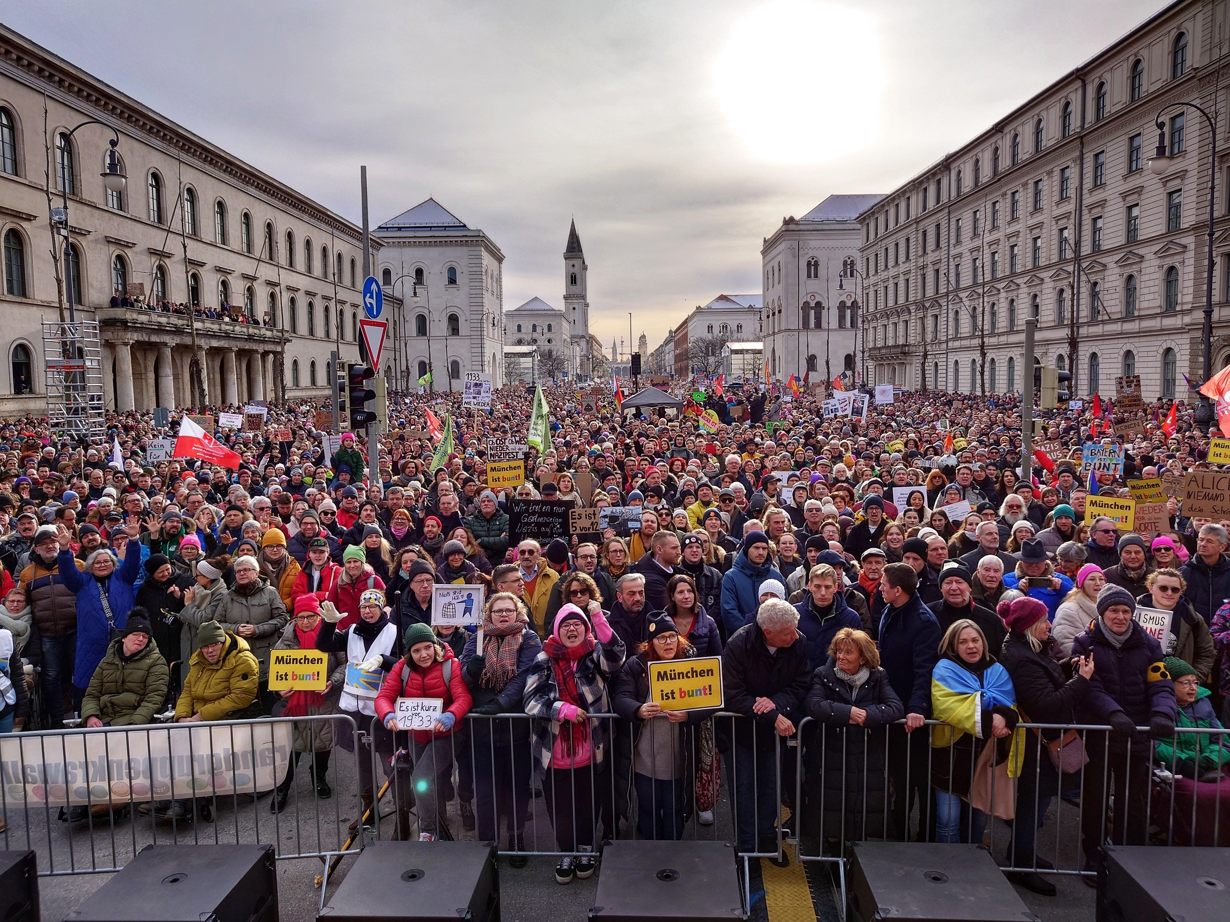 Zu Viel Andrang: Münchner Großdemo Gegen Rechts Abgebrochen | BR24