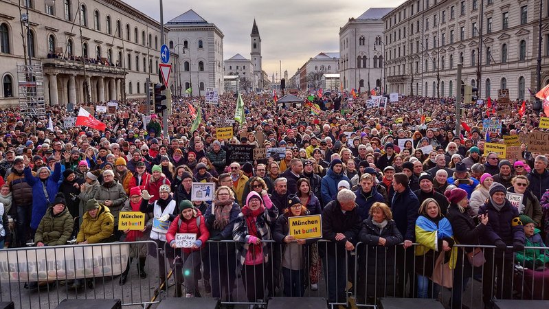In München haben sich am Sonntag viele Menschen versammelt, um gegen Rechtsextremismus zu demonstrieren.