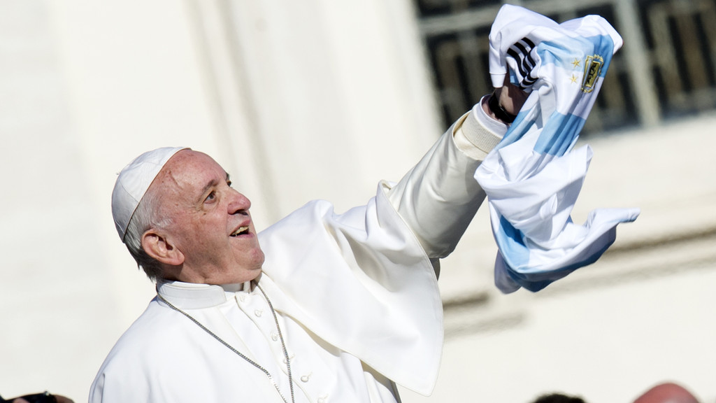 Papst Franziskus winkt mit einem Trikot der argentinischen Nationalmannschaft.