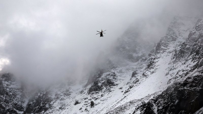 Ein Hubschrauber der Bergrettung fliegt auf der Suche nach zwei vermissten Bergsteigern vor dem mit Schnee bedeckten Ortler-Gebirge. | Bild: picture alliance/dpa | Karl-Josef Hildenbrand Ein Hubschrauber der Bergrettung fliegt auf der Suche nach zwei vermissten Bergsteigern vor dem mit Schnee bedeckten Ortler-Gebirge.
