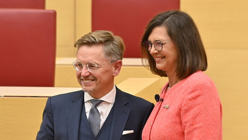 Die Landtagspräsidenten Ilse Aigner (r.) und Tobias Reiß | Bild: picture-alliance/dpa Die Landtagspräsidenten Ilse Aigner (r.) und Tobias Reiß
