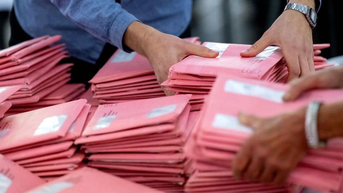 Wahlhelfer bereiten die Auszählung der Briefwahl-Unterlagen vor (Symbolbild)