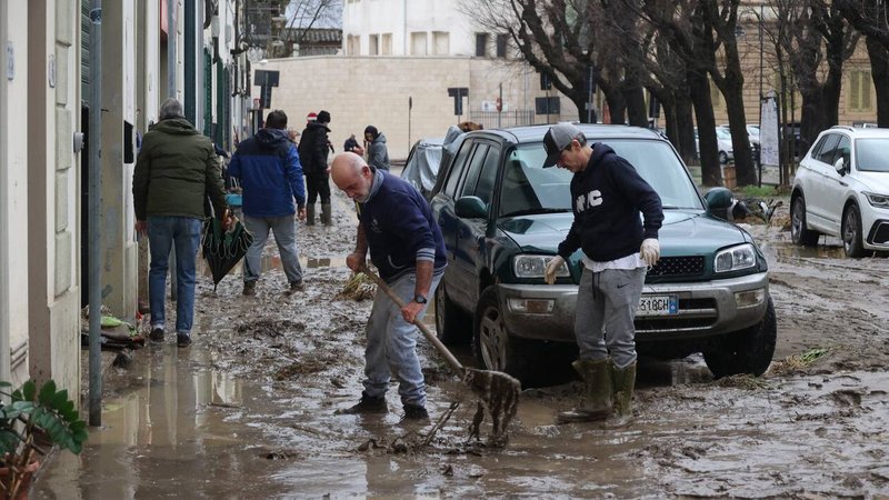 Wegen heftiger Regenfälle haben die Behörden in den beiden norditalienischen Urlaubsregionen Toskana und Emilia-Romagna Alarmstufe rot ausgerufen. | Bild: Bayerischer Rundfunk 2025 Wegen heftiger Regenfälle haben die Behörden in den beiden norditalienischen Urlaubsregionen Toskana und Emilia-Romagna Alarmstufe rot ausgerufen.