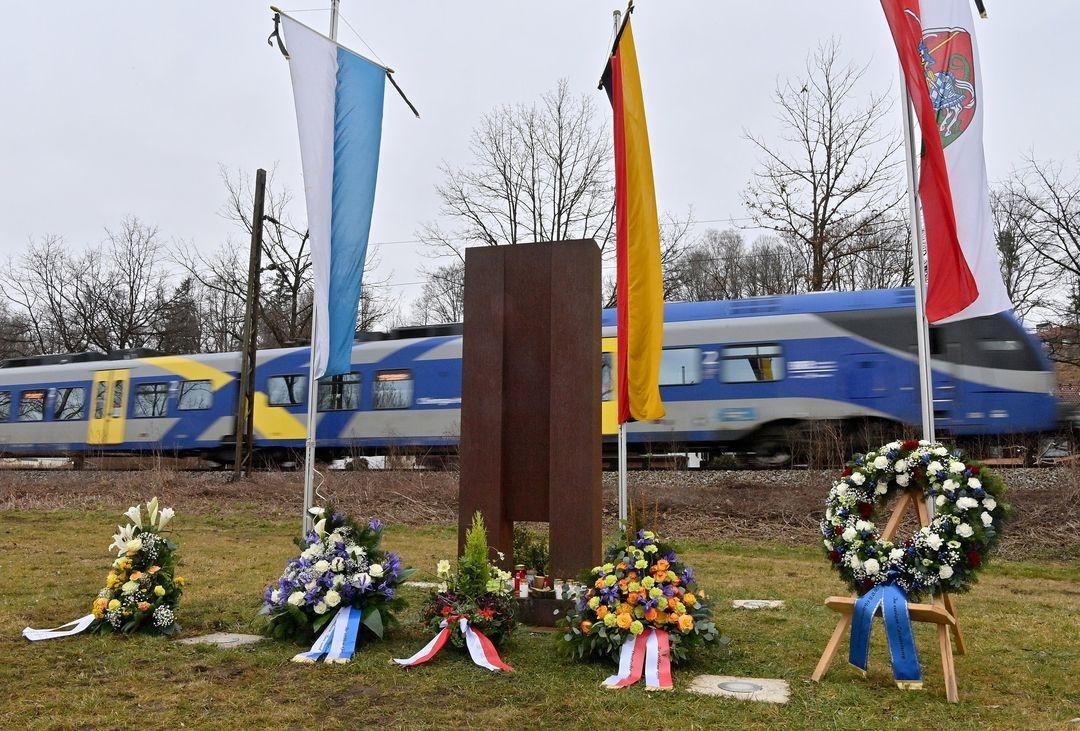 Gedenkkränze an der Stelle, an der es 2016 in Bad Aibling zu einem schweren Zugunglück mit 12 Toten gekommen war 