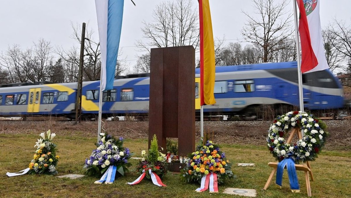 Gedenkkränze an der Stelle, an der es 2016 in Bad Aibling zu einem schweren Zugunglück mit 12 Toten gekommen war 