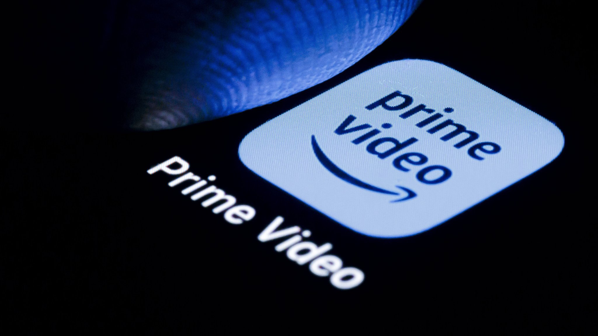 (Symbolbild) Die App von Amazon Prime Video wird auf einem Smartphone angezeigt. | Bild: picture alliance / photothek | Thomas Trutschel (Symbolbild) Die App von Amazon Prime Video wird auf einem Smartphone angezeigt.