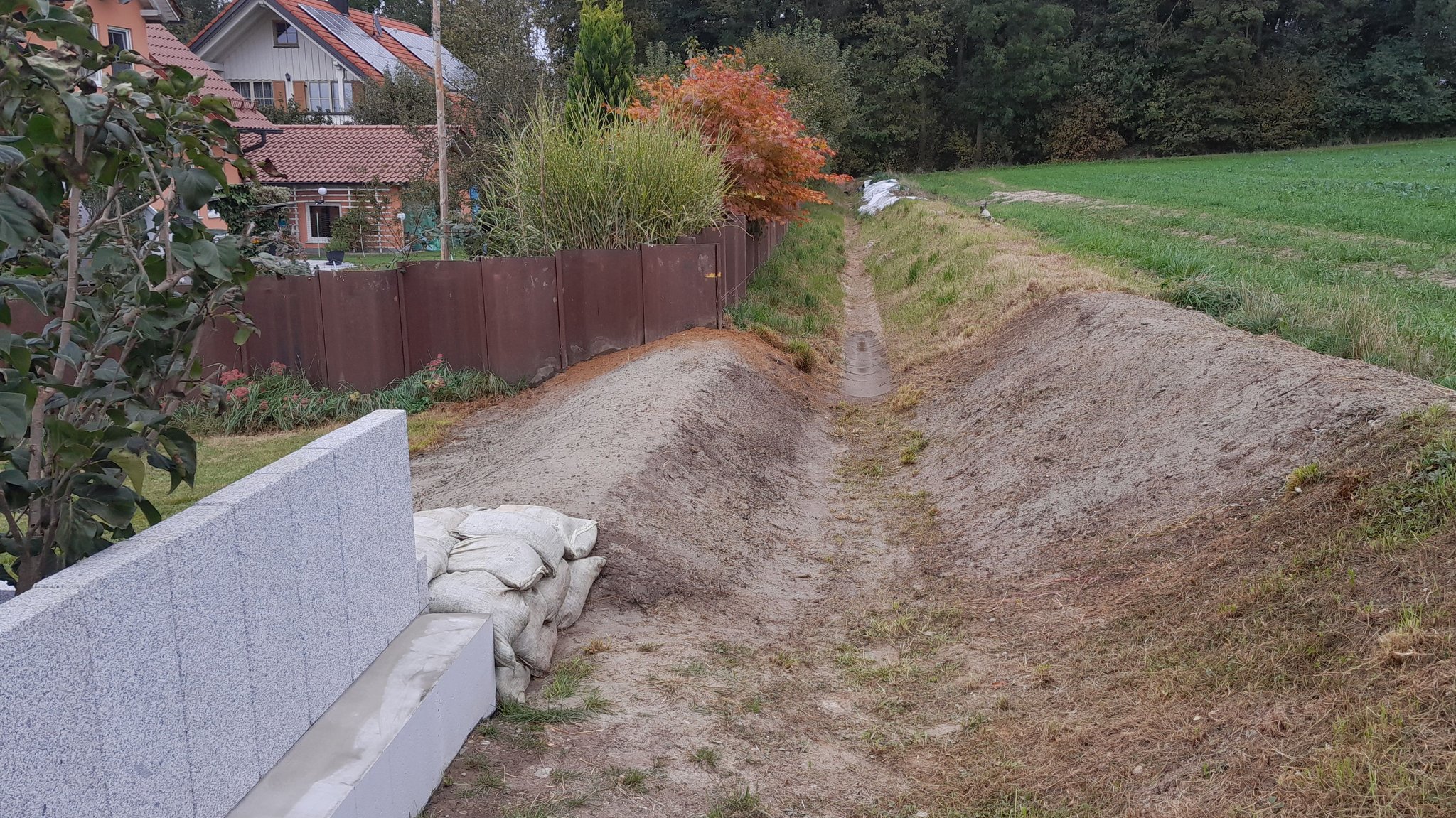 Hochwasserschutz Marke Eigenbau - die Mauer darf vorerst bleiben