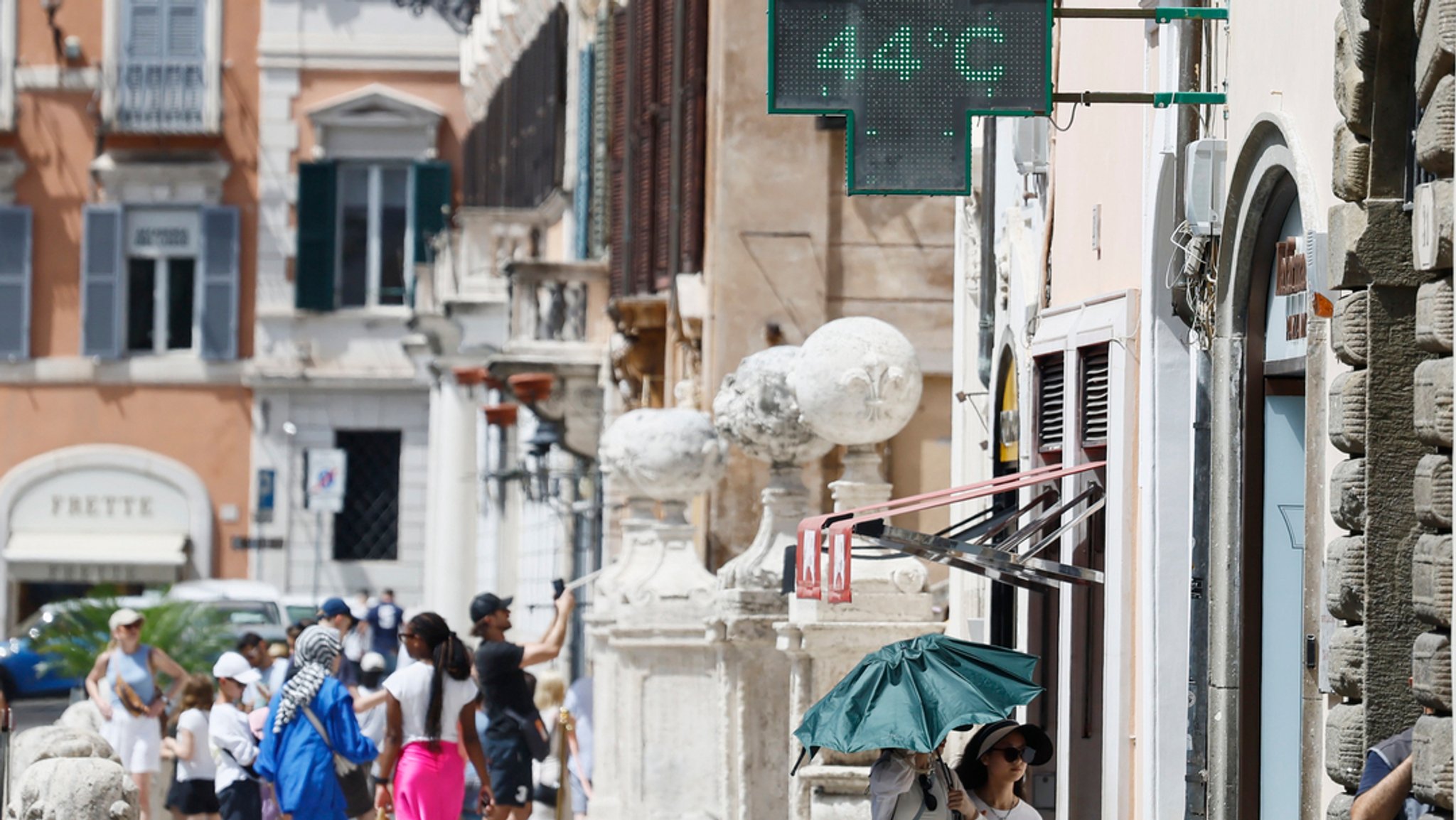 Die Anzeigetafel einer Apotheke zeigt eine Temperatur von 44 Grad an.