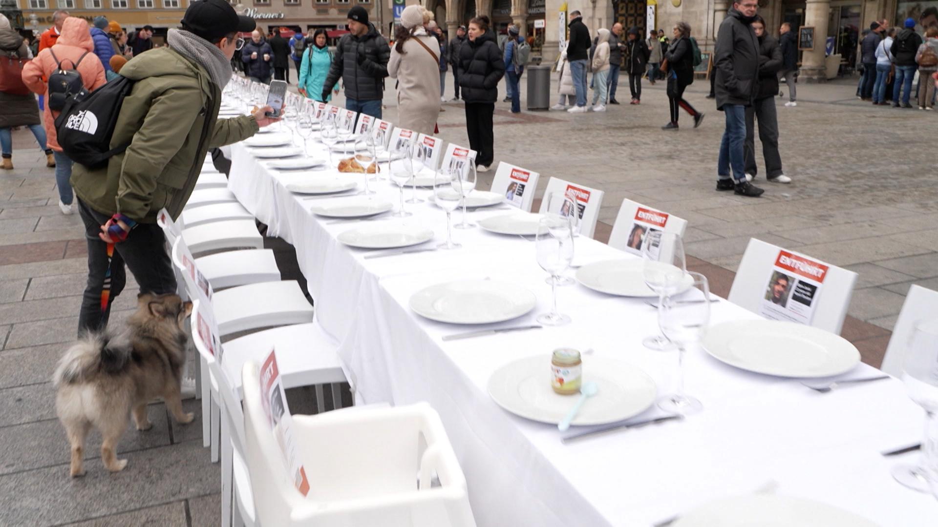 Auf dem Münchner Marienplatz steht ein 73 Meter langer symbolischer Schabbattisch. Die Solidaritätsaktion am Freitag soll auf die mehr als 200 von der Hamas entführten israelischen Menschen aufmerksam machen.