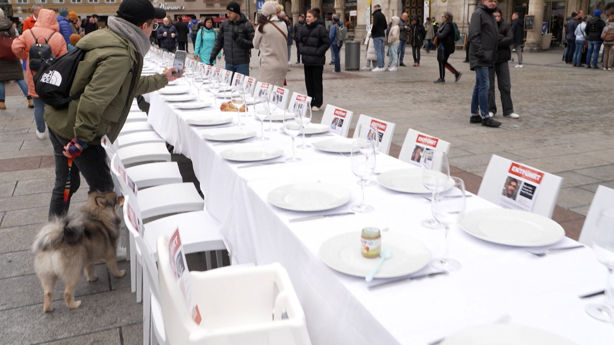 Auf dem Münchner Marienplatz steht ein 73 Meter langer symbolischer Schabbattisch. Die Solidaritätsaktion am Freitag soll auf die mehr als 200 von der Hamas entführten israelischen Menschen aufmerksam machen.