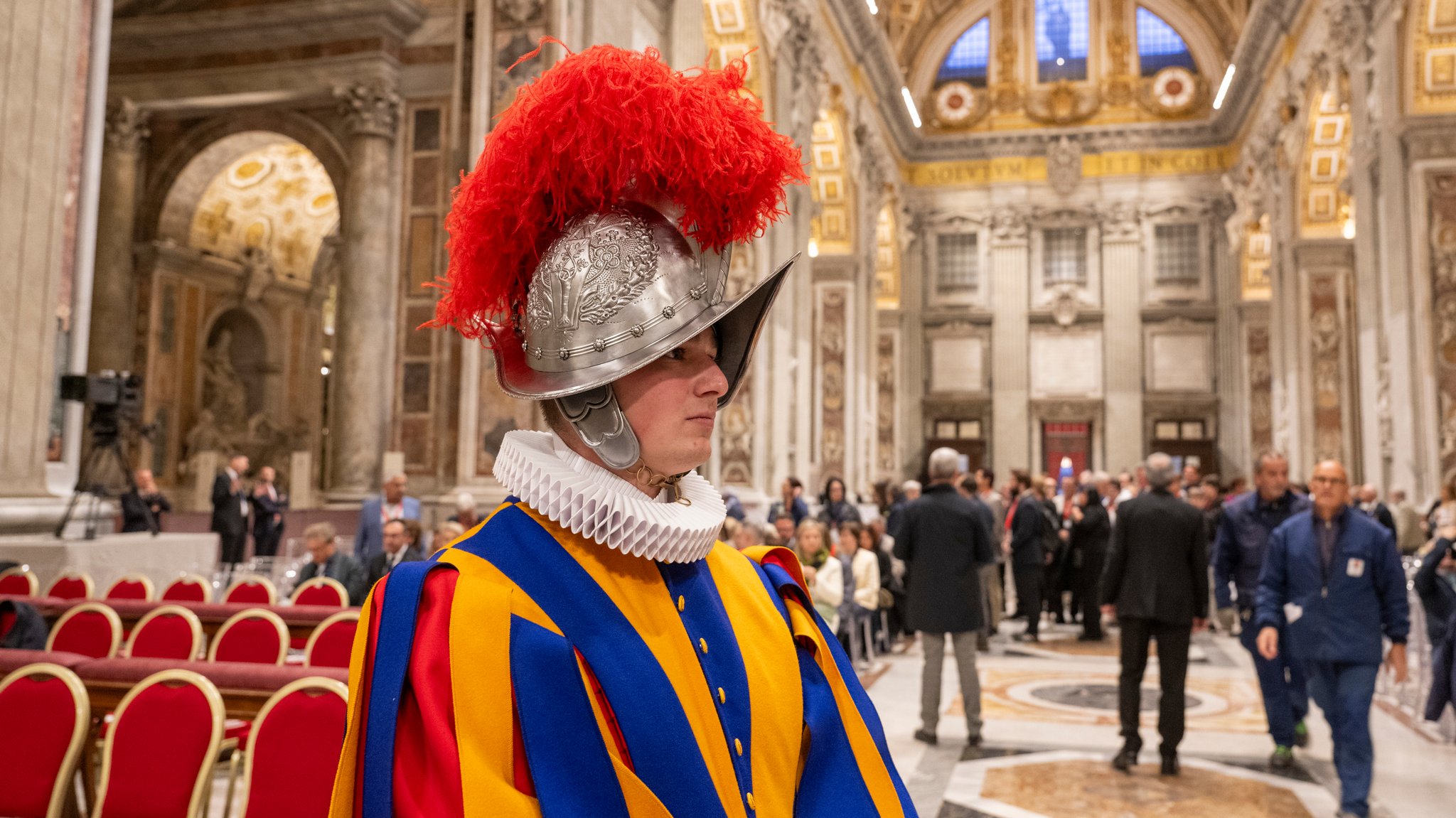 Ein Schweizer Gardist im Petersdom (Symbolbild) | Bild: picture alliance/KEYSTONE | URS FLUEELER Ein Schweizer Gardist im Petersdom (Symbolbild)