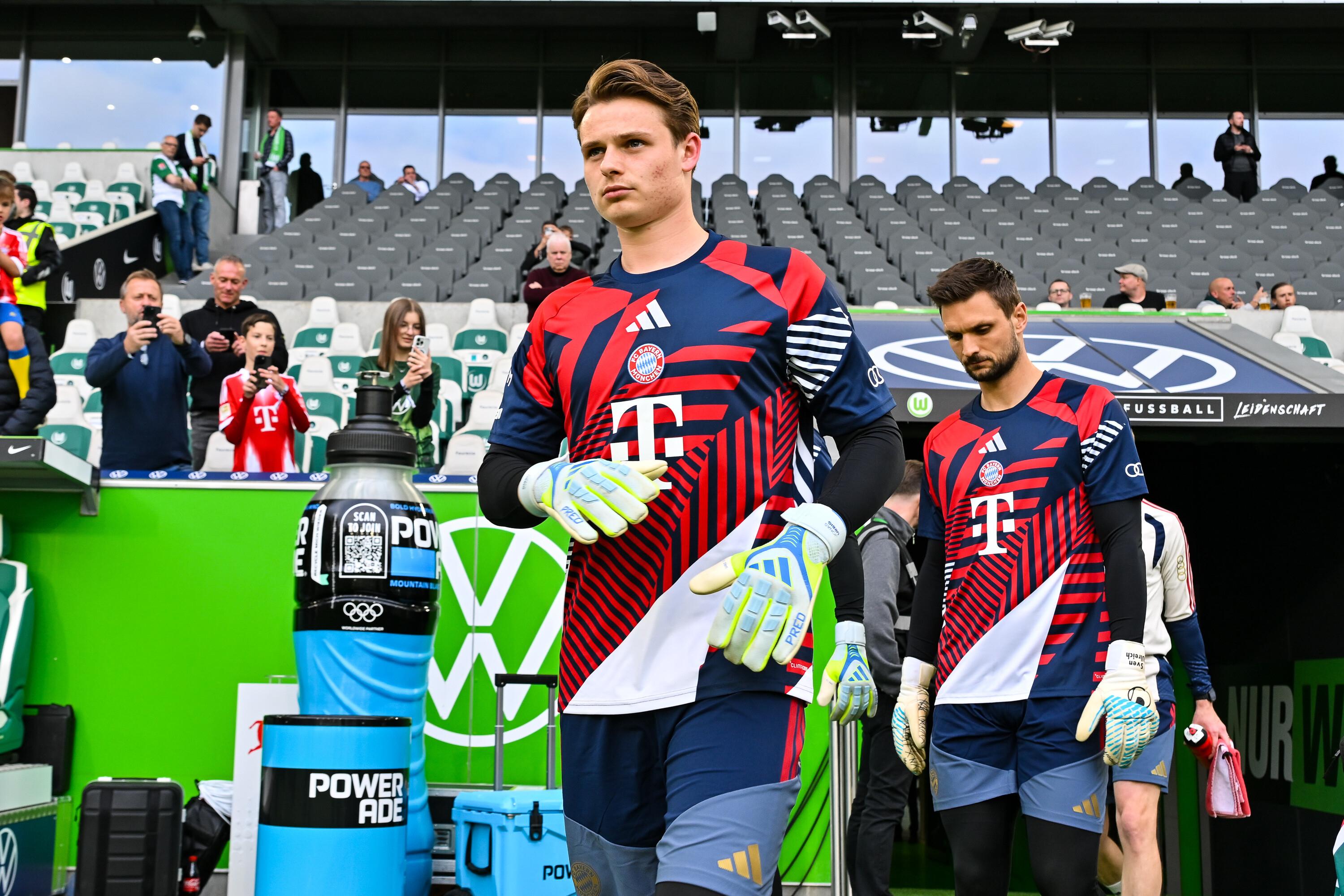 Jonas Urbig vor dem Spiel gegen den VfL Wolfsburg.