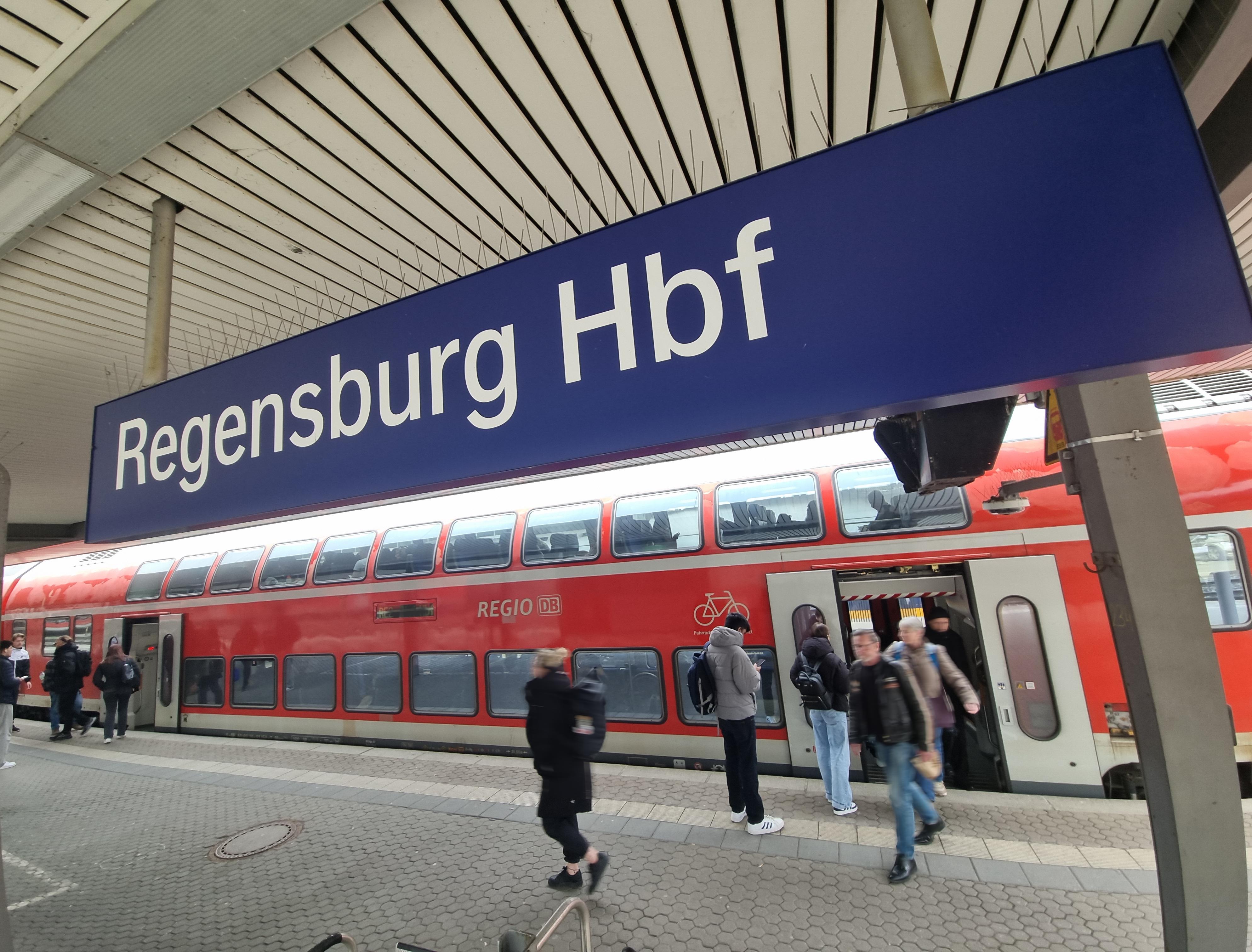 Regionalexpress an einem Gleis im Hauptbahnhof Regensburg