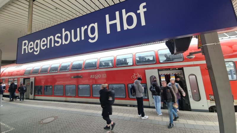 Regionalexpress an einem Gleis im Hauptbahnhof Regensburg | Bild: BR/Marcel Kehrer Regionalexpress an einem Gleis im Hauptbahnhof Regensburg