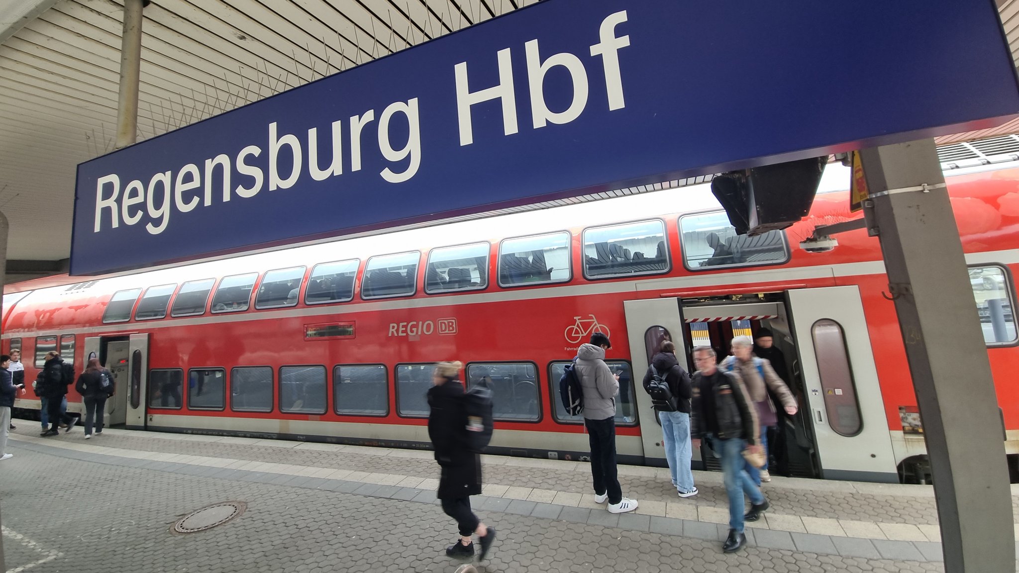 Regionalexpress an einem Gleis im Hauptbahnhof Regensburg