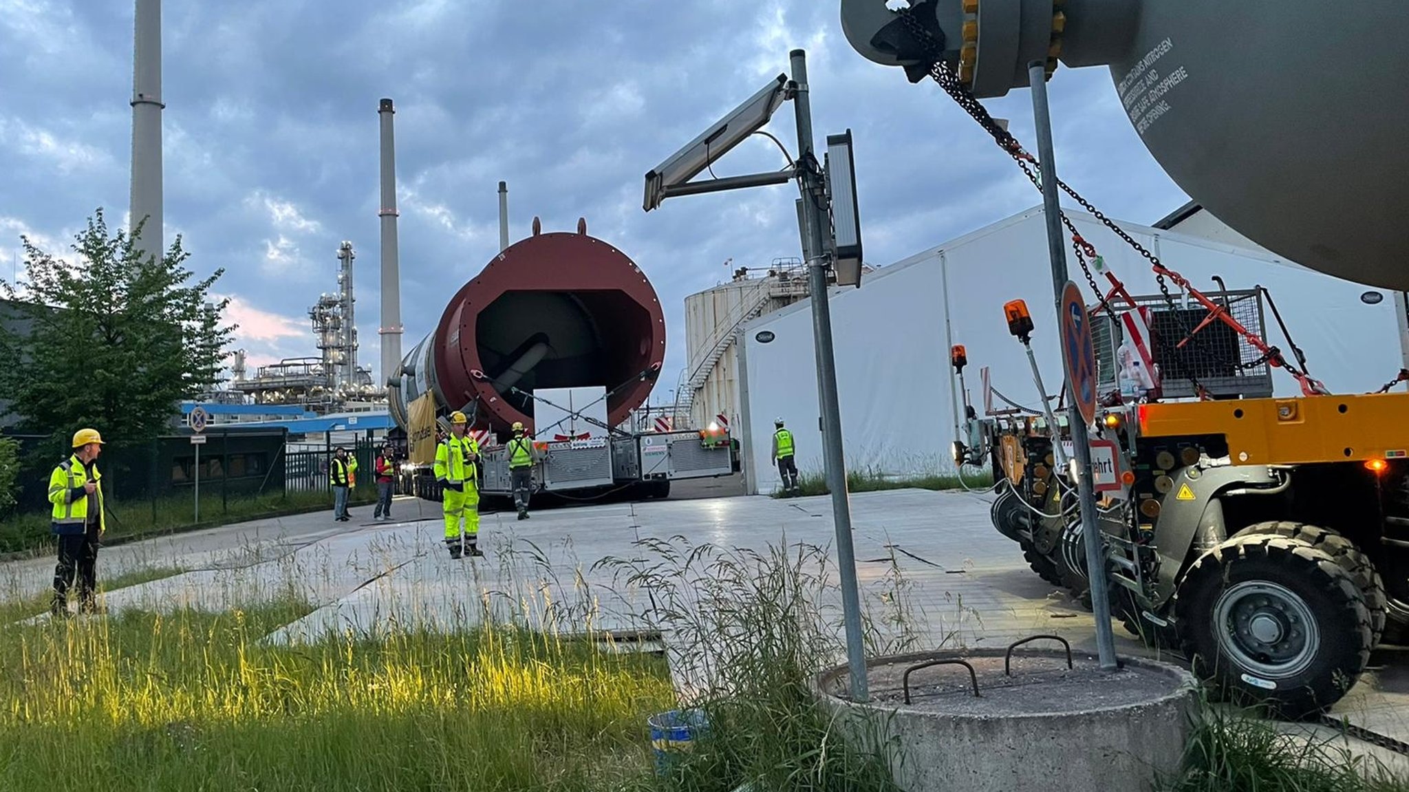 Der Schwertransport hat sein Ziel in Neustadt an der Donau erreicht