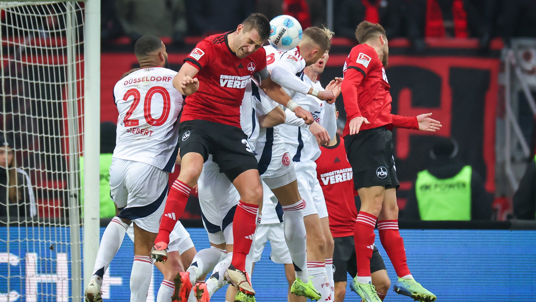 01.12.2024, Bayern, Nürnberg: Fußball: 2. Bundesliga, 1. FC Nürnberg - Fortuna Düsseldorf, 14. Spieltag im Max-Morlock-Stadion. Die Spieler beider Mannschaften kämpfen um den Ball vor dem Düsseldorfer Tor. 