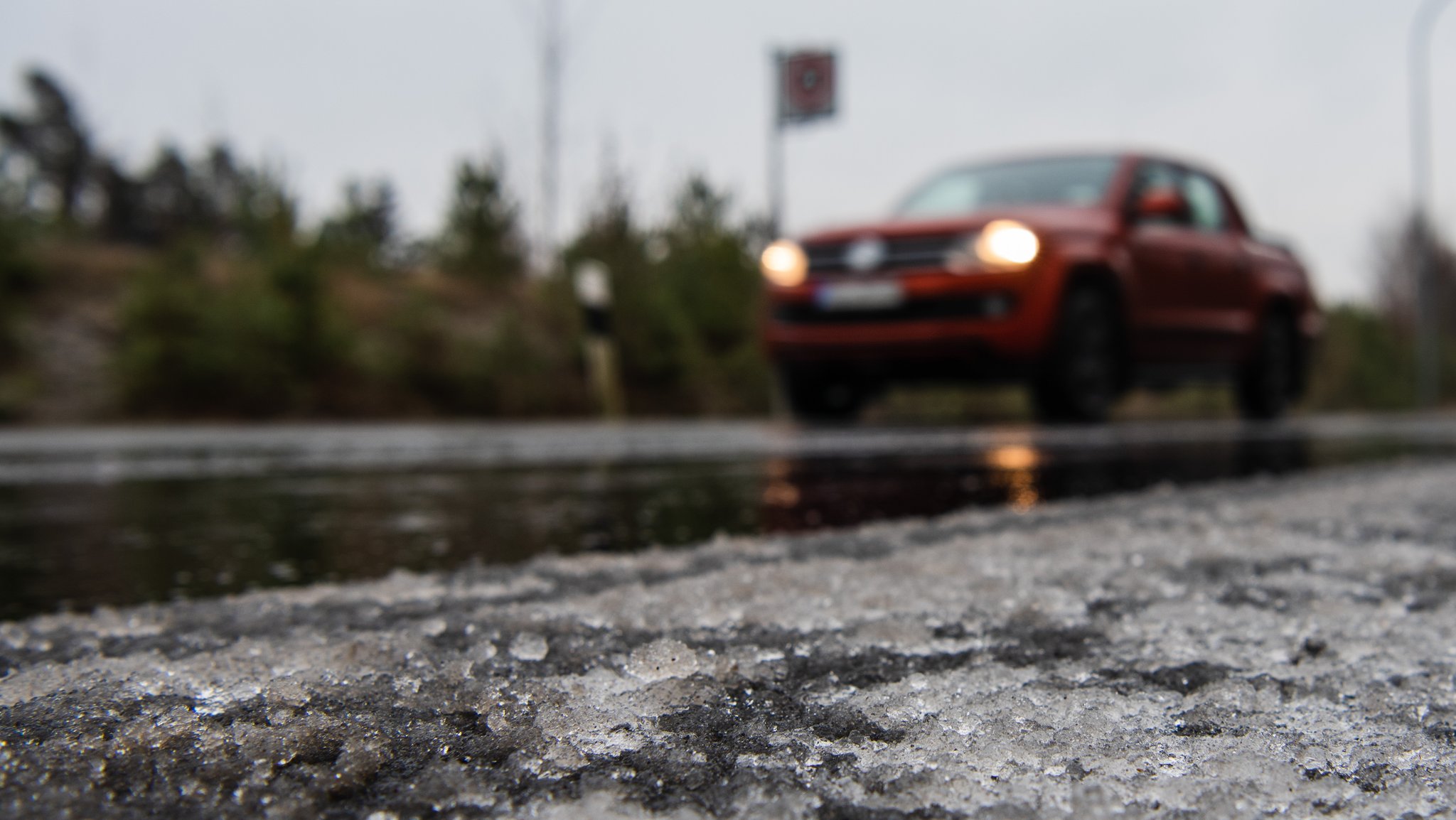 ymbolbild: Winterliche Straßenverhältnisse in Bayern