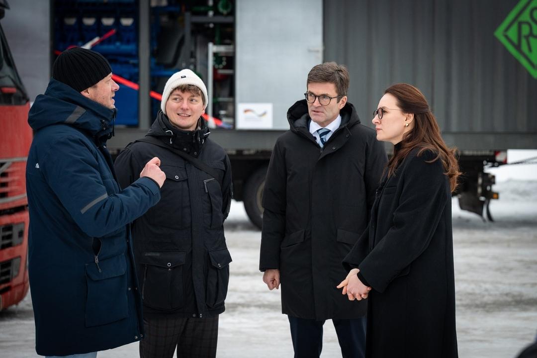 Der deutsche Botschafter Heiko Thoms (2.vr.) übergibt der ukrainischen Ministerpräsidentin Julia Swyrydenko (r) zwei mobile Blockheizkraftwerke.