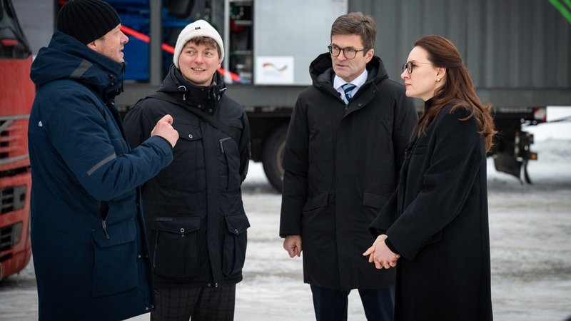 Der deutsche Botschafter Heiko Thoms (2.vr.) übergibt der ukrainischen Ministerpräsidentin Julia Swyrydenko (r) zwei mobile Blockheizkraftwerke. | Bild: dpa-Bildfunk/- Der deutsche Botschafter Heiko Thoms (2.vr.) übergibt der ukrainischen Ministerpräsidentin Julia Swyrydenko (r) zwei mobile Blockheizkraftwerke.