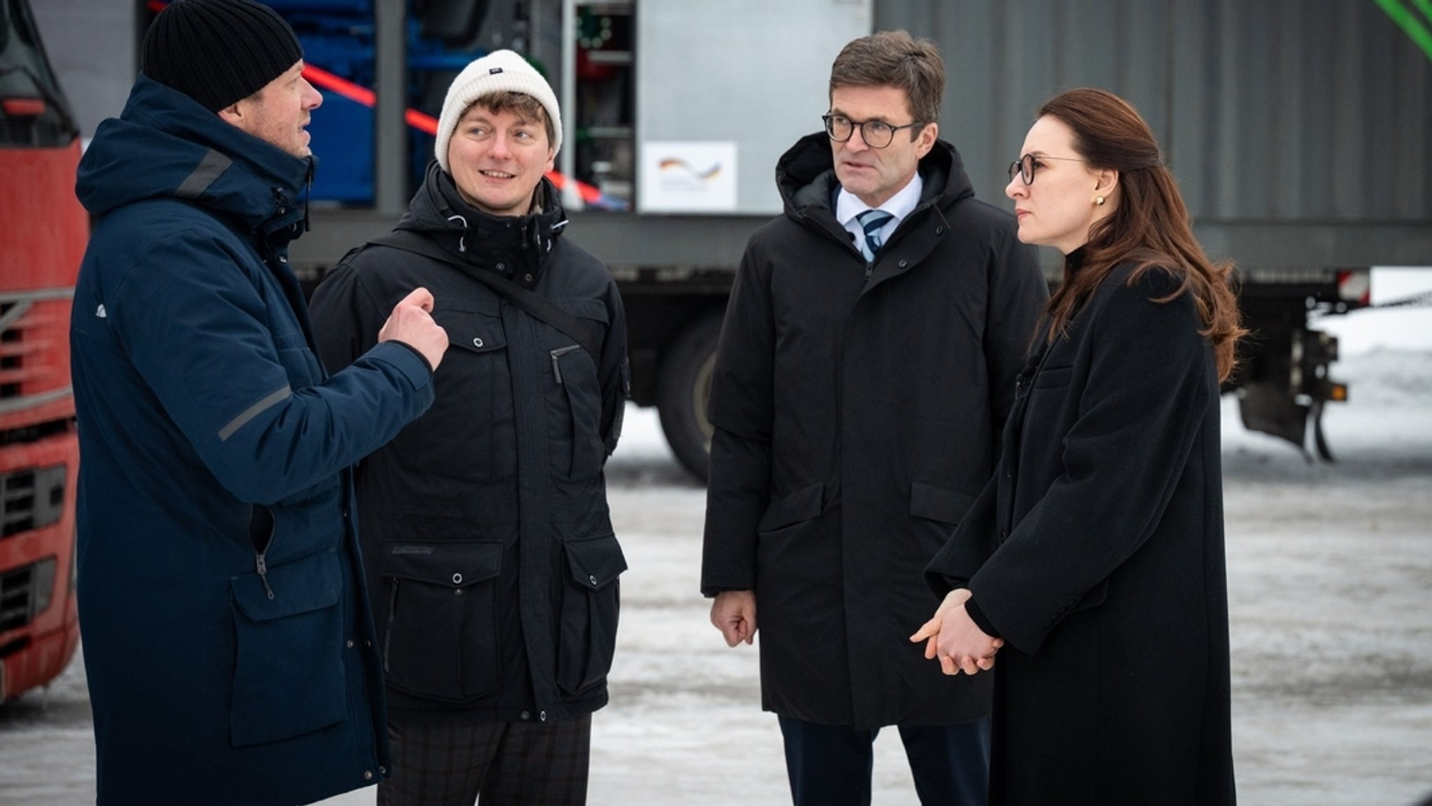 Der deutsche Botschafter Heiko Thoms (2.vr.) übergibt der ukrainischen Ministerpräsidentin Julia Swyrydenko (r) zwei mobile Blockheizkraftwerke.