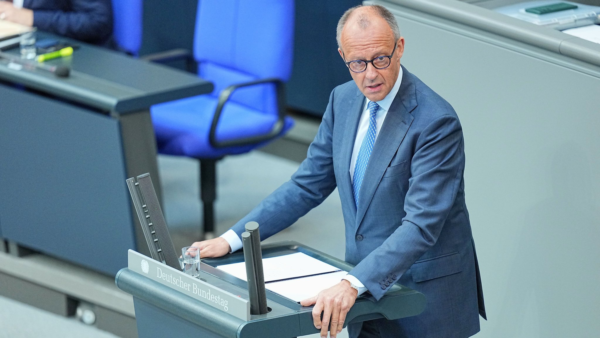 Bundeskanzler Friedrich Merz (CDU) spricht im Plenarsaal im Bundestag bei einer Regierungserklärung. | Bild: dpa-Bildfunk/Michael Kappeler Bundeskanzler Friedrich Merz (CDU) spricht im Plenarsaal im Bundestag bei einer Regierungserklärung.