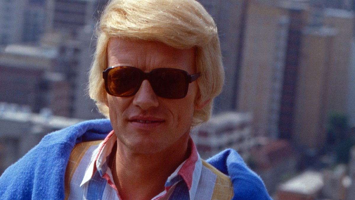 Heino 1981 in den USA: Der Sänger blickt mit Sonnenbrille vor Hochhaus-Landschaft in die Kamera