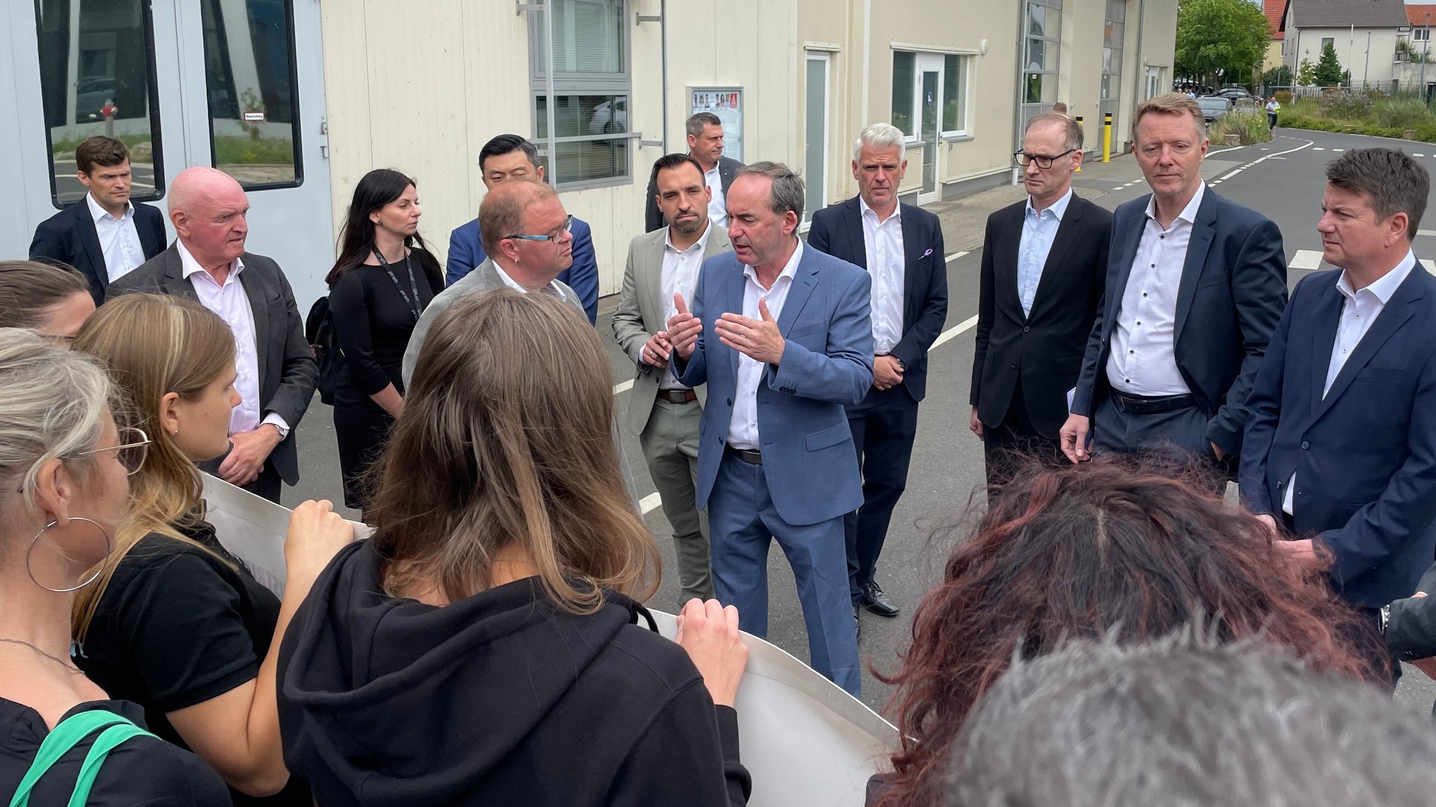 Bayerns Wirtschaftsminister Hubert Aiwanger (Freie Wähler) beim Automobilzulieferer Preh in Bad Neustadt