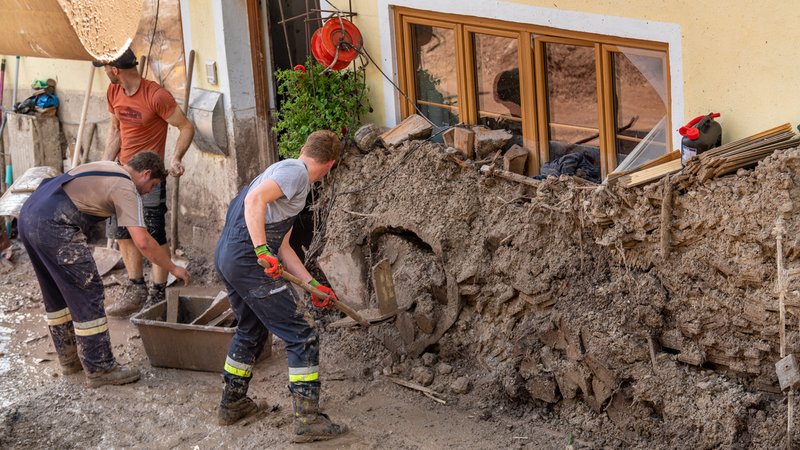 Bayerns Ministerpräsident Söder hat den vom Hochwasser getroffenen Bürgern Soforthilfen in Millionenhöhe zugesagt.