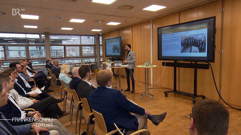 Der IHK Vortrag zum einstieg in die Rüstungsindustrie. | Bild: BR Der IHK Vortrag zum einstieg in die Rüstungsindustrie.