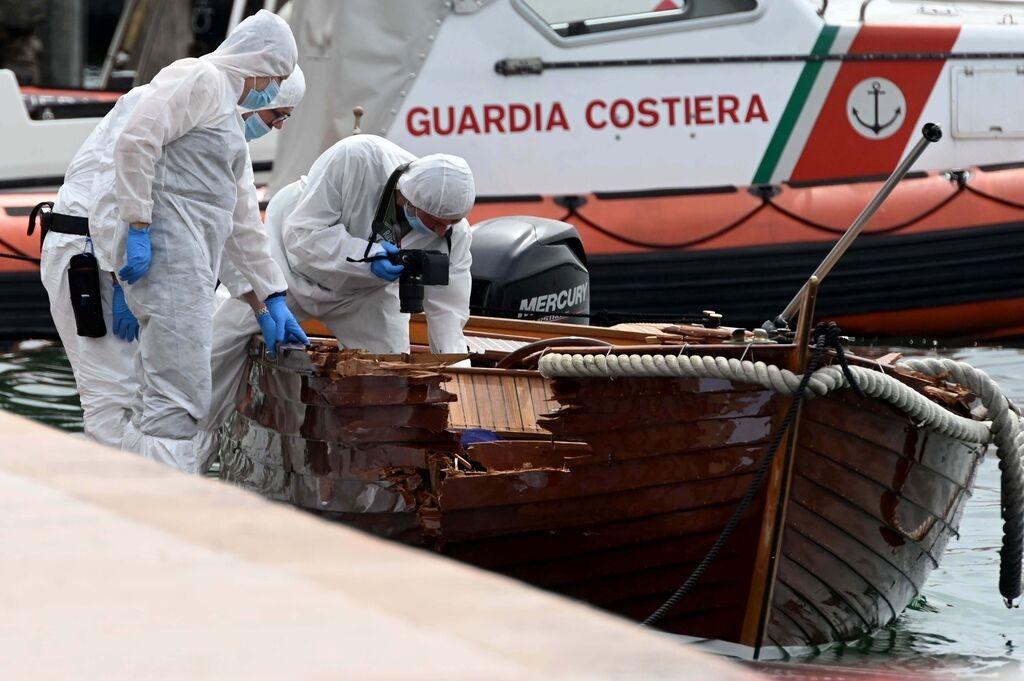 ARCHIV - 20.06.2021, Italien, Salo: Italienische Forensiker begutachten den Schaden an einem Boot. Ein Motorboot, besetzt mit zwei Deutschen, hatte das kleine Boot eines italienischen Paares gerammt. Im Berufungsprozess nach dem tödlichen Bootsunfall auf dem Gardasee in Italien hat ein Gericht die Haftstrafen für die zwei Angeklagten bestätigt. Foto: Gabriele Strada/AP/dpa +++ dpa-Bildfunk +++