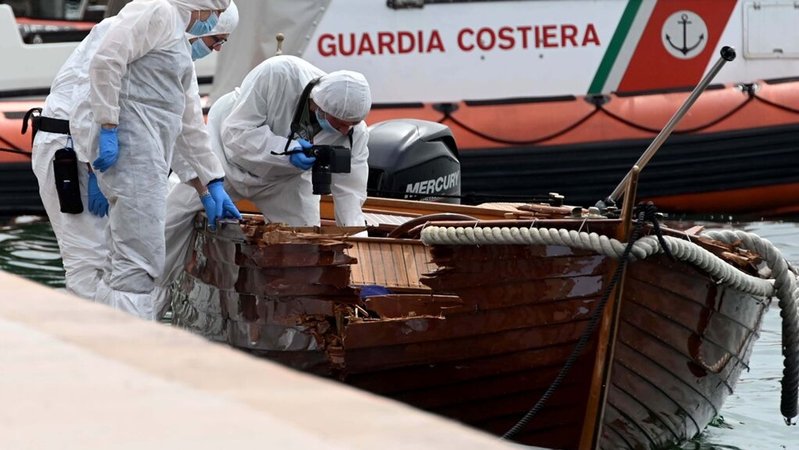 ARCHIV - 20.06.2021, Italien, Salo: Italienische Forensiker begutachten den Schaden an einem Boot. Ein Motorboot, besetzt mit zwei Deutschen, hatte das kleine Boot eines italienischen Paares gerammt. Im Berufungsprozess nach dem tödlichen Bootsunfall auf dem Gardasee in Italien hat ein Gericht die Haftstrafen für die zwei Angeklagten bestätigt. Foto: Gabriele Strada/AP/dpa +++ dpa-Bildfunk +++