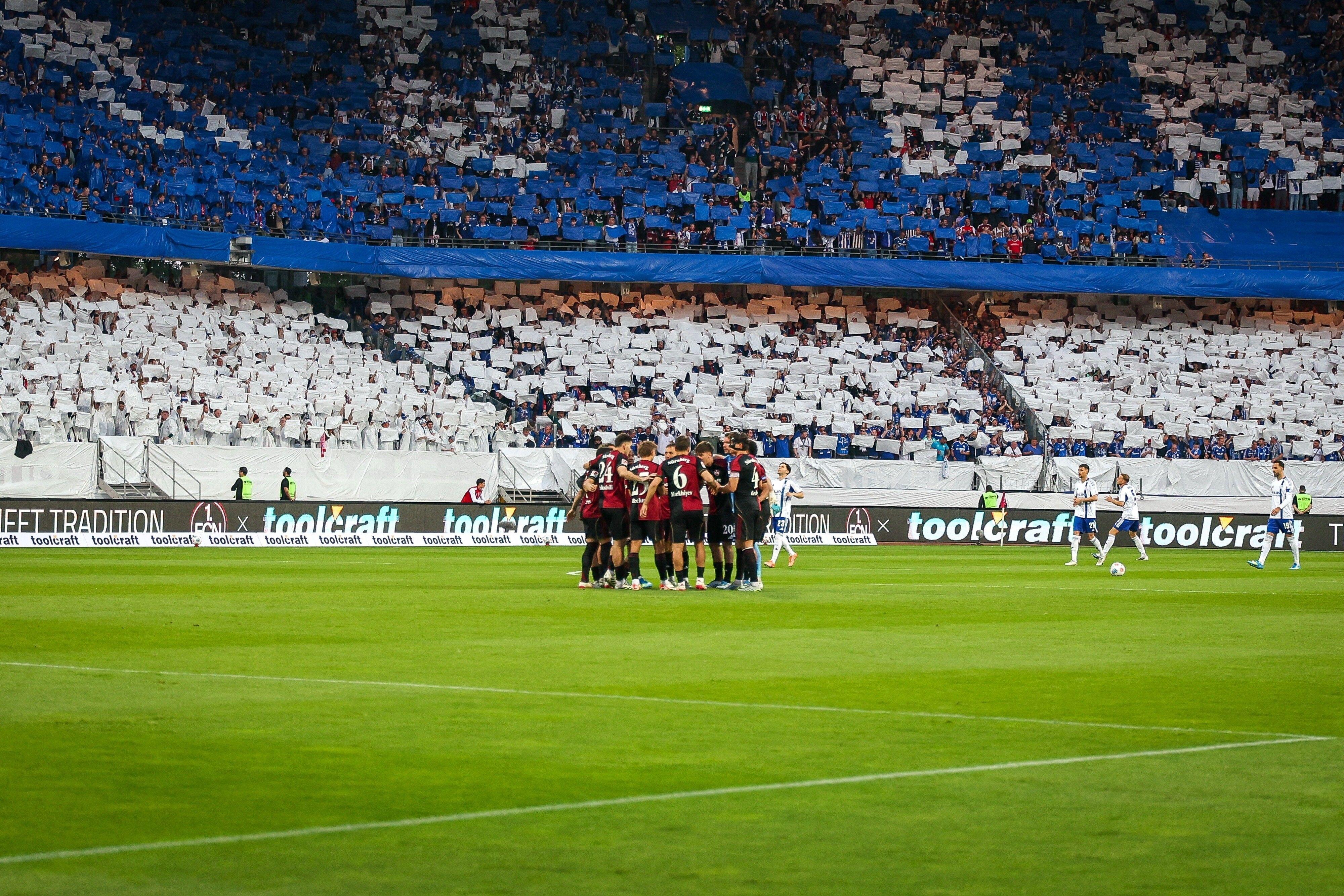 Die Nuernberger Mannschaft mit Mannschaftskreis vor der beeindruckenden Choreo 
