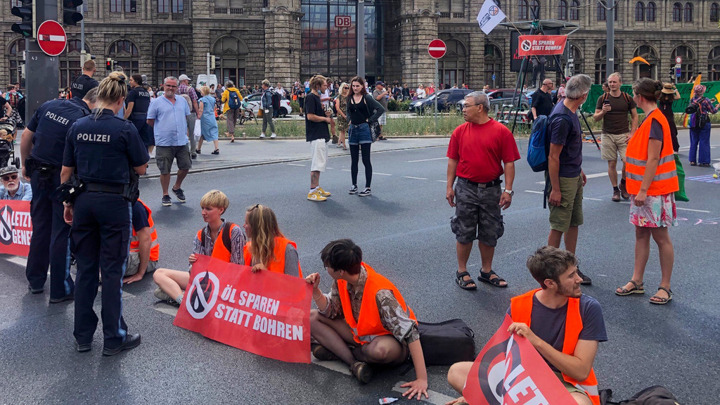 Klimaaktivisten haben sich am 16. August beim Nürnberger Hauptbahnhof festgeklebt.