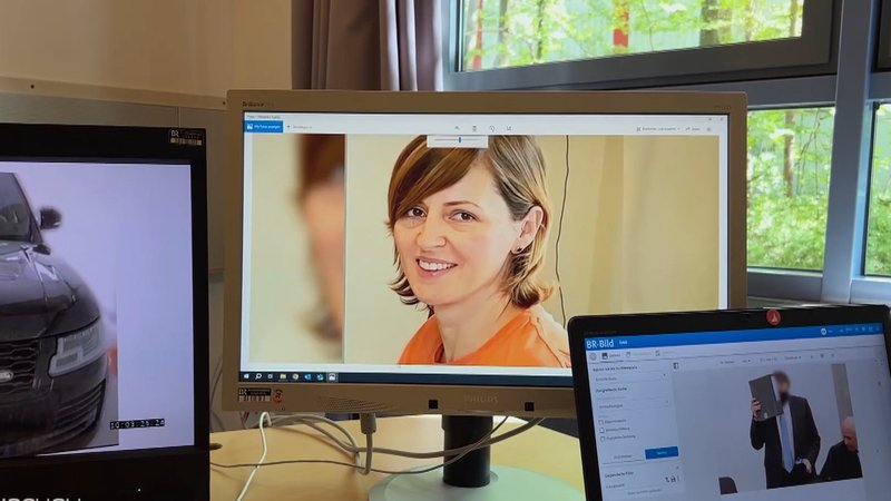 Ein Bild der vermissten Alexandra R. wird auf einem Monitor gezeigt | Bild: BR Ein Bild der vermissten Alexandra R. wird auf einem Monitor gezeigt