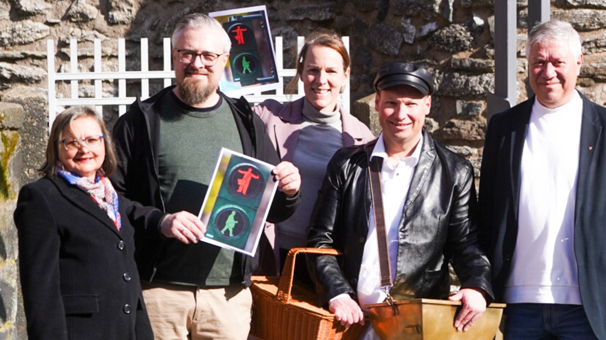 Drei Hofer SPD-Stadträte, die Oberbürgermeisterin und ein Wärschtlamo zeigen Grafiken der neuen Ampel.