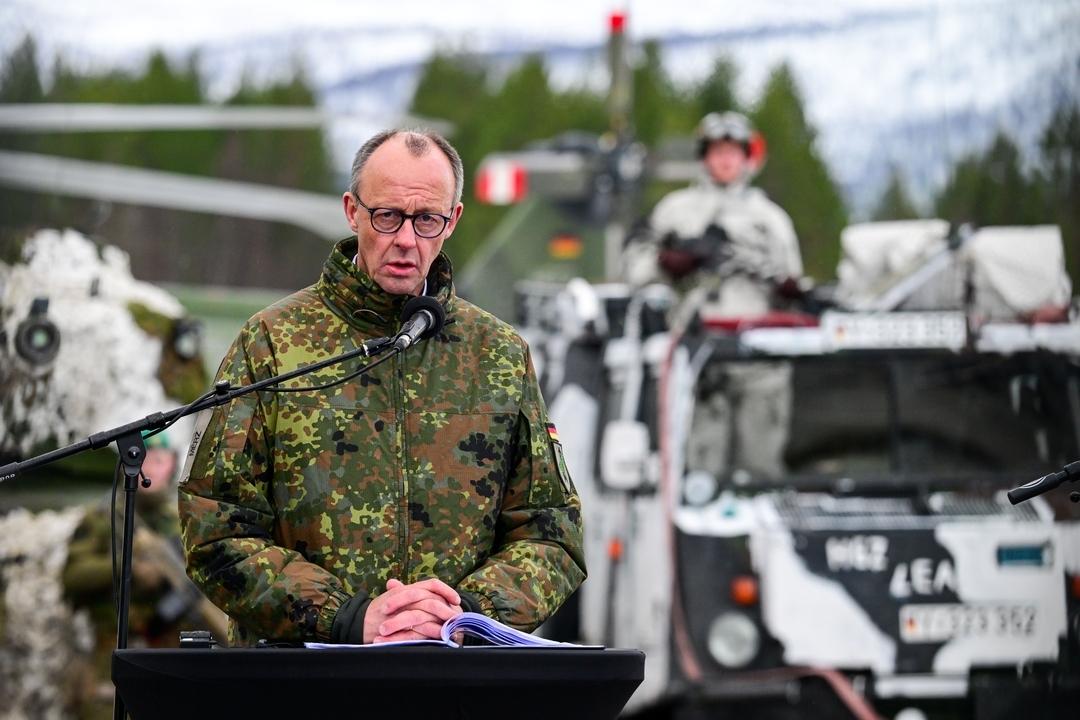 13.03.2026, Norwegen, Bardufoss: Bundeskanzler Friedrich Merz (CDU) steht auf dem Truppenübungsplatz nach der Nato-Übung «Cold Response», während einer gemeinsamen Pressekonferenz mit dem kanadischen Premierminister Carney und dem norwegischen Ministerpräsidenten Støre.