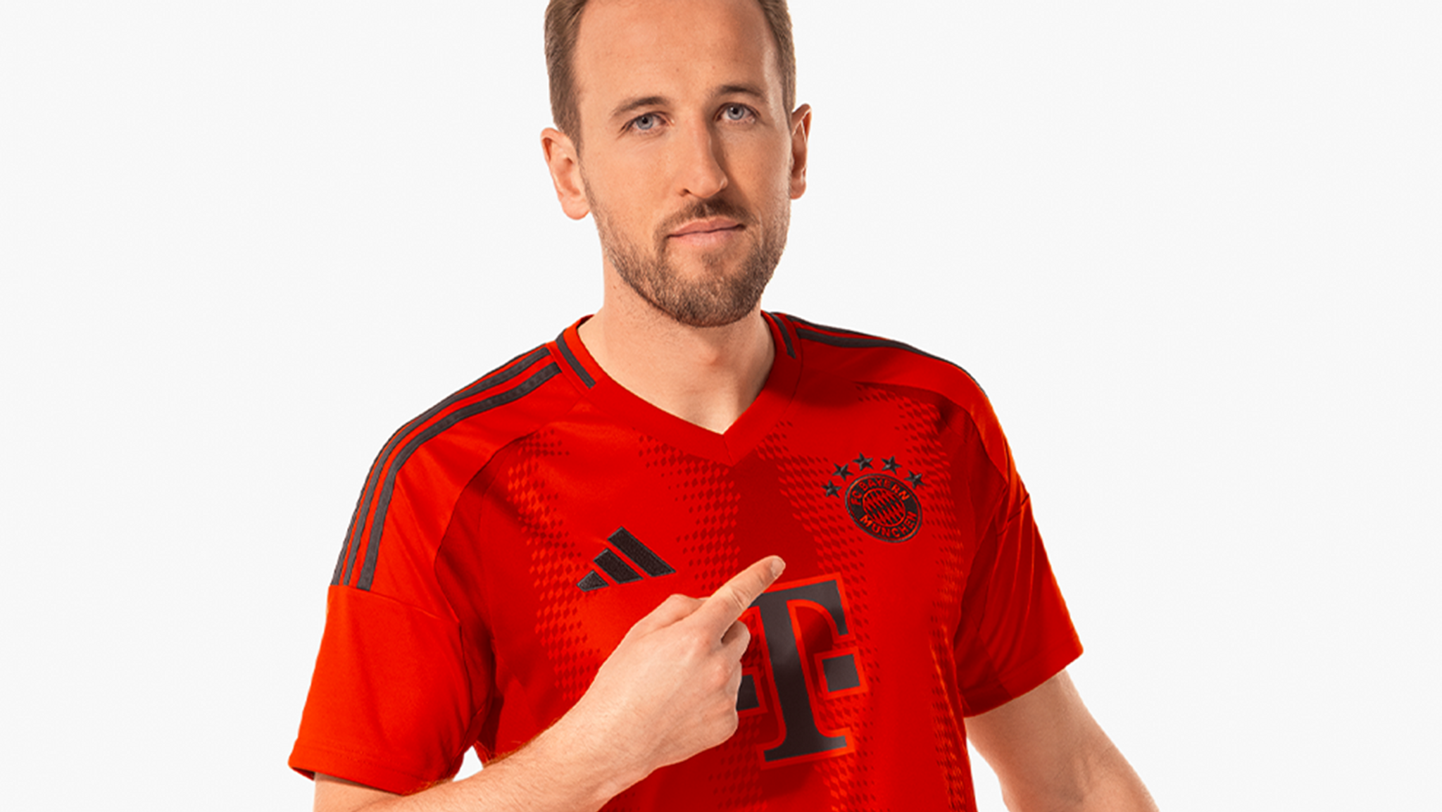 Harry Kane im künftigen Heimtrikot des FC Bayern München