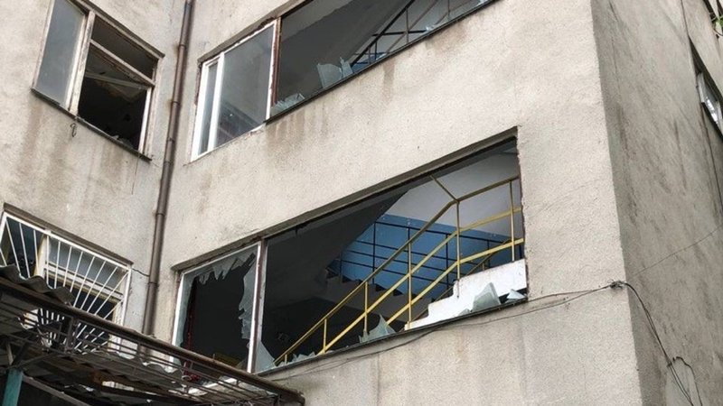 Zerstörte Fenster an einem Gebäude
