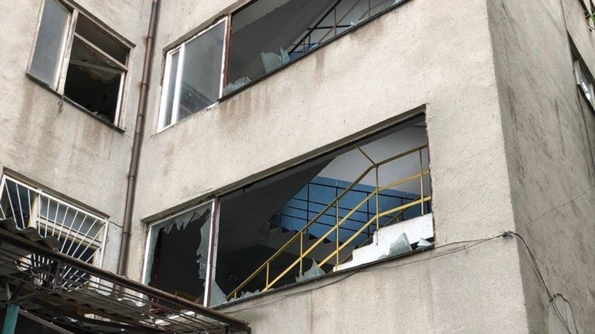 Zerstörte Fenster an einem Gebäude
