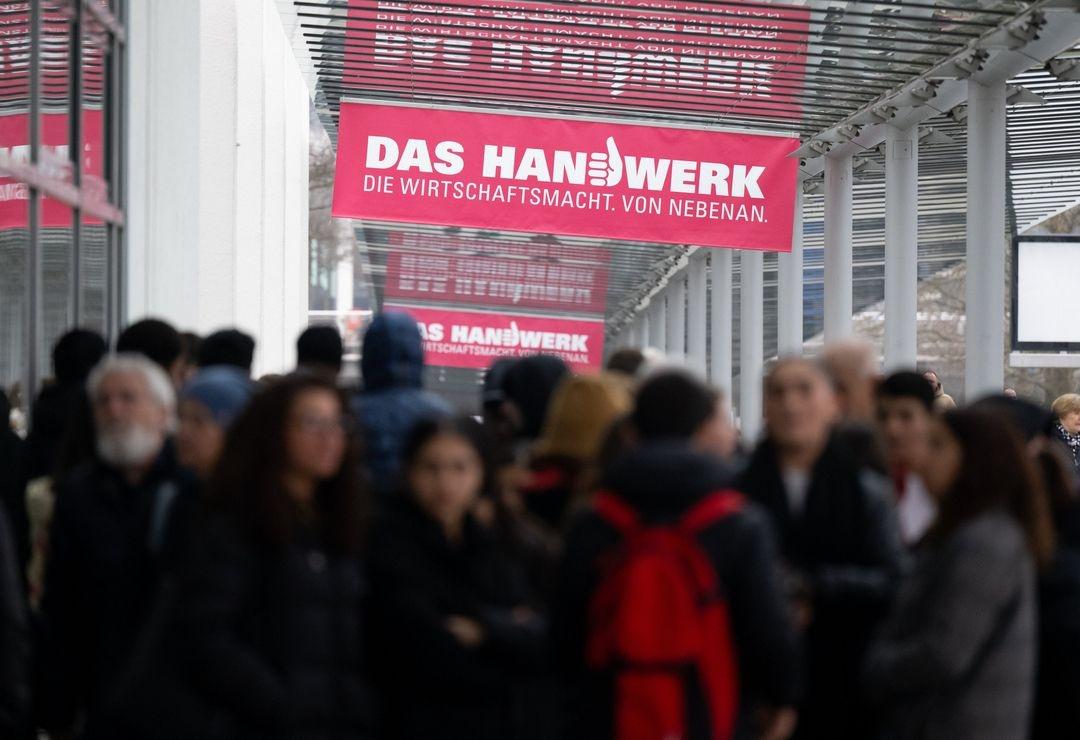 Messebesucher kommen zu der Internationalen Handwerksmesse (IHM).