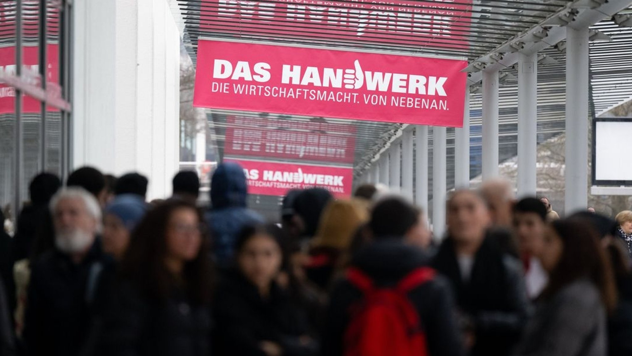 Messebesucher kommen zu der Internationalen Handwerksmesse (IHM).