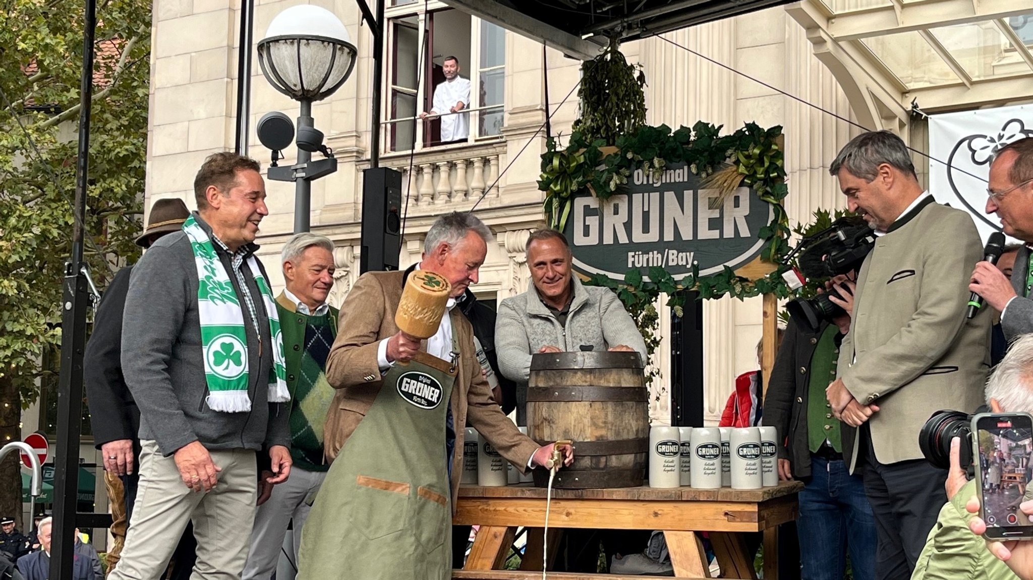 Oberbürgermeister Thomas Jung (SPD) klopft mit einem Hammer den Zapfhahn in das erste Bierfass.