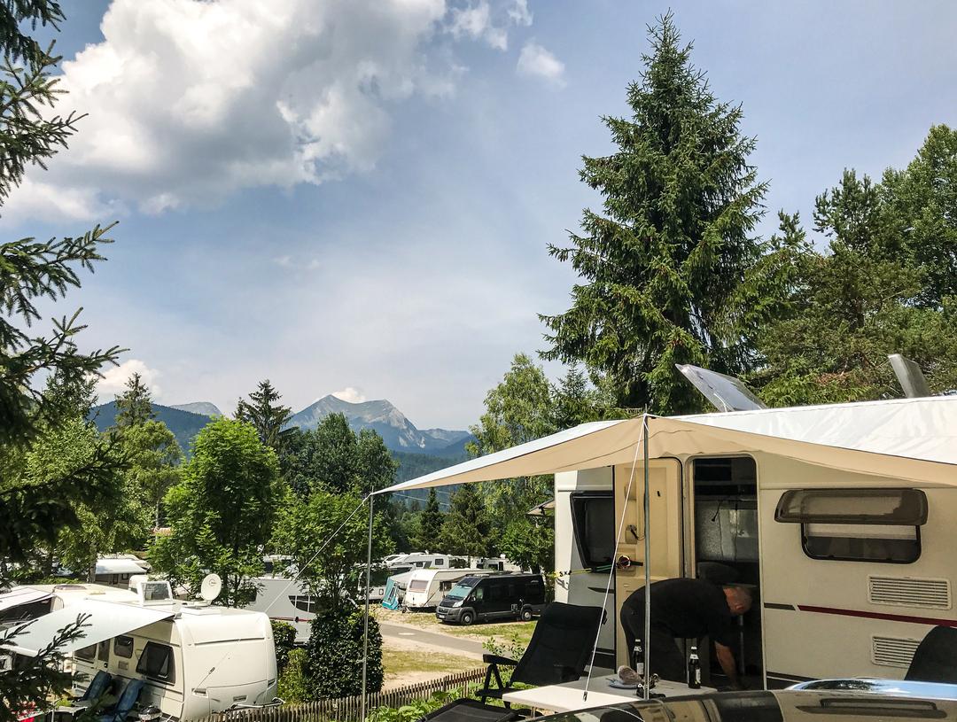 Ein Campingplatz in Bayern mit Wohnwagen (Archivbild).