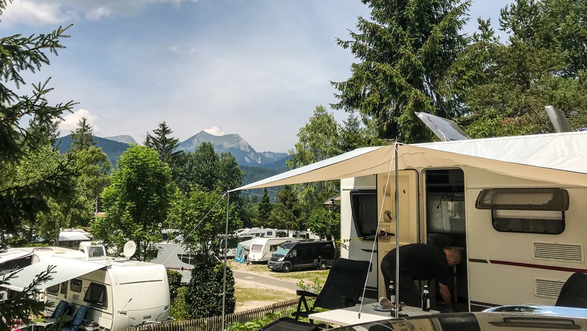 Ein Campingplatz in Bayern mit Wohnwagen (Archivbild).