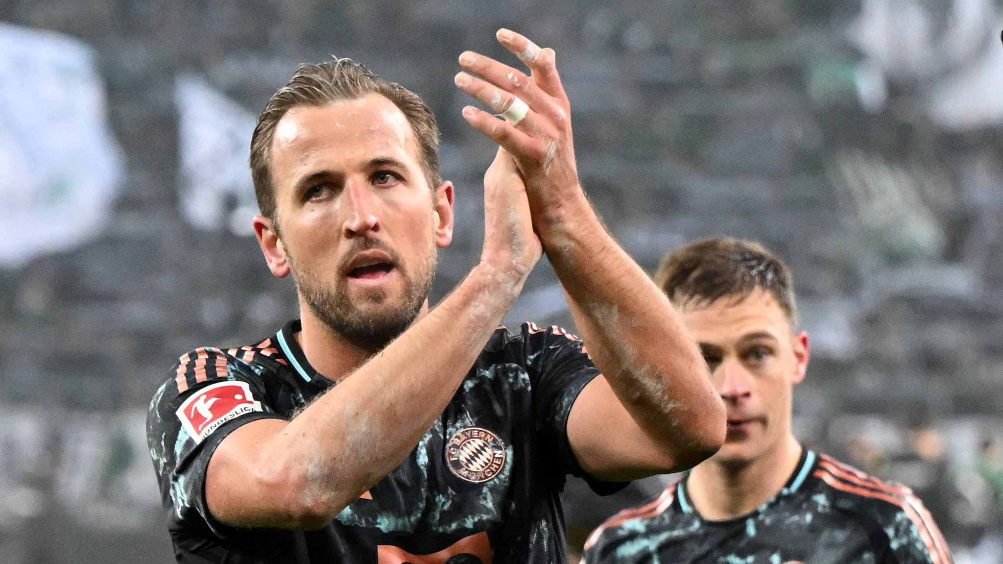 11.01.2025, Nordrhein-Westfalen, Mönchengladbach: Fußball, Bundesliga, Borussia Mönchengladbach - FC Bayern München, Spieltag 16, Stadion im Borussia-Park, Münchens Harry Kane feiert den Sieg. WICHTIGER HINWEIS: Gemäß den Vorgaben der DFL Deutsche Fußball Liga bzw. des DFB Deutscher Fußball-Bund ist es untersagt, in dem Stadion und/oder vom Spiel angefertigte Fotoaufnahmen in Form von Sequenzbildern und/oder videoähnlichen Fotostrecken zu verwerten bzw. verwerten zu lassen. Foto: Federico Gambarini/dpa +++ dpa-Bildfunk +++